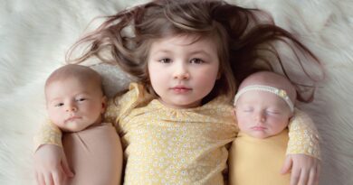 How to Create Heartwarming Newborn Photos With Siblings