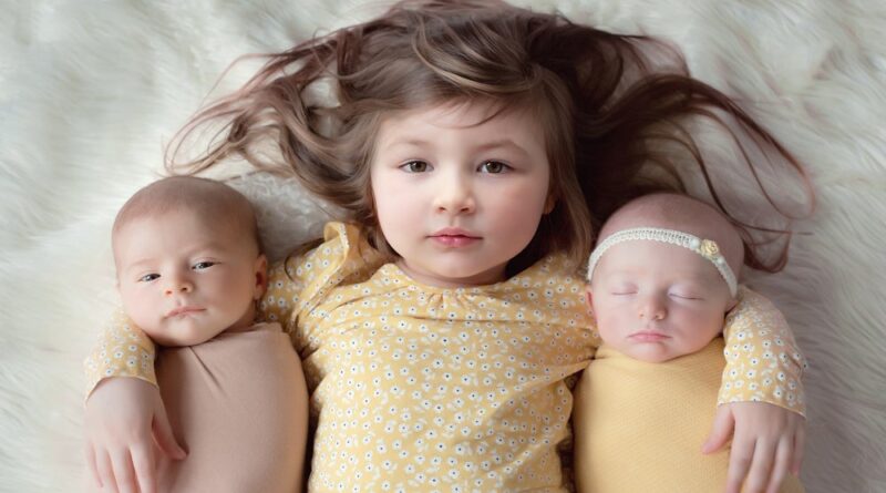 How to Create Heartwarming Newborn Photos With Siblings